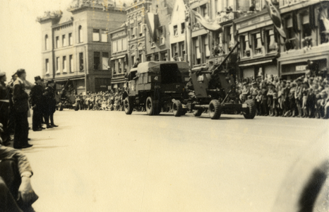 605152 Afbeelding van de Memorial D-Day Parade van de 3rd Canadian Infantry Division op het Vredenburg te Utrecht.